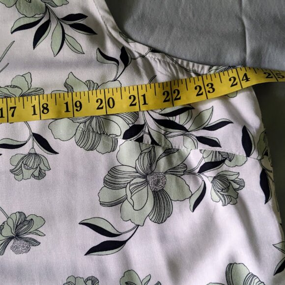 Liz Claiborne sleeveless tunic top - Picture 4 of 6